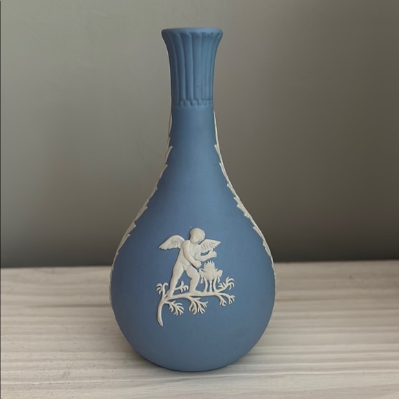 VTG Wedgwood Jasperware Cherub Bud Vase - Picture 1 of 7